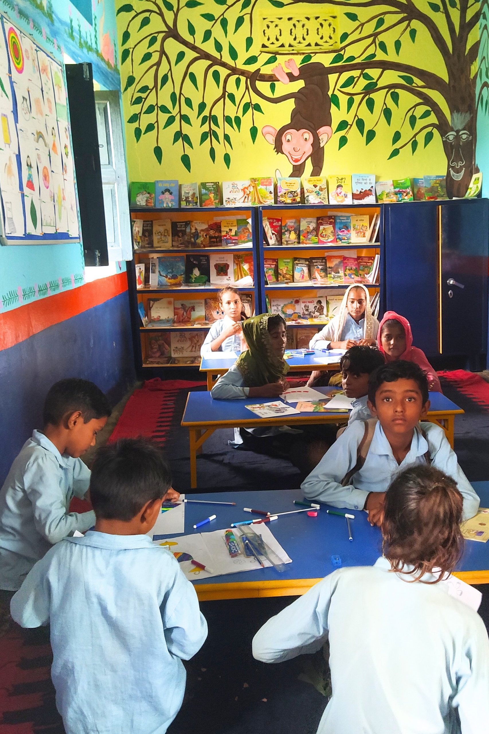 Niños indios en la biblioteca Diksha